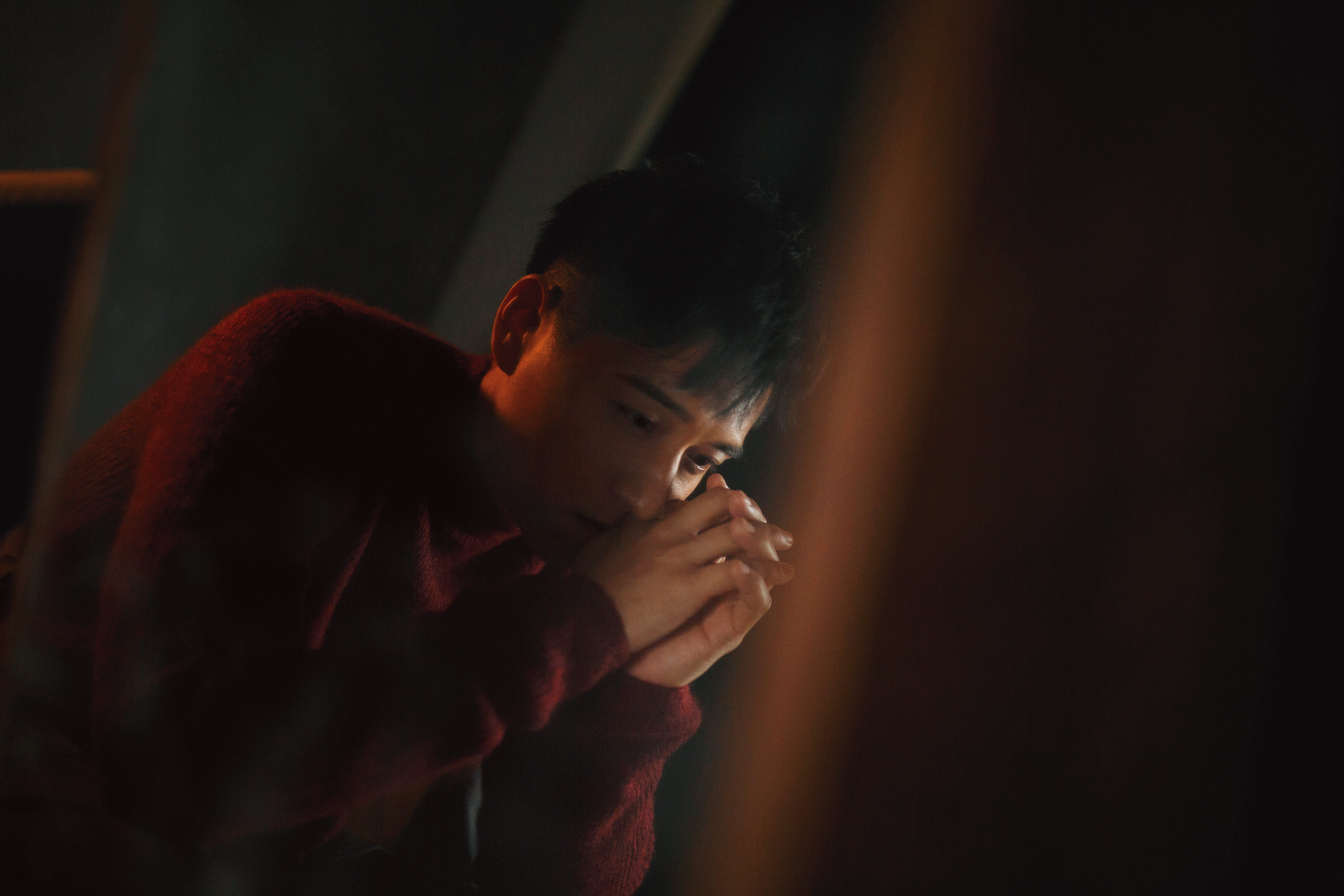 別人可能愛惜羽毛、一年一部片就很偷笑了,鄭人碩恰好顛倒,不在意戲分多寡,只在意適合與否。