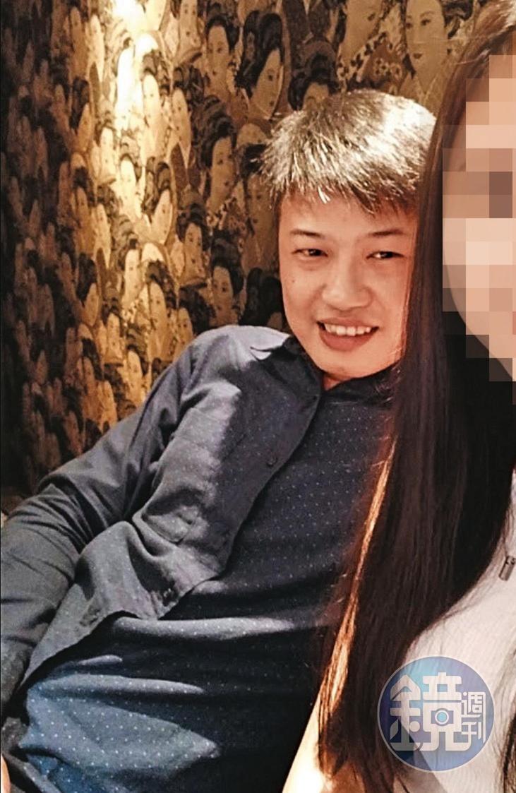 假富豪楊震豪（左）還傳自稱跟女友（右）的合照取信小安。（讀者提供）