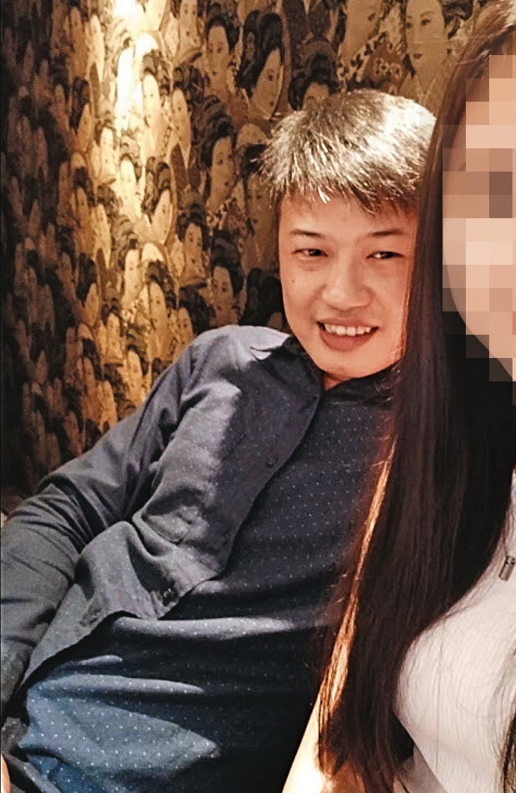 假富豪楊震豪(左)還傳自稱跟女友(右)的合照取信小安。(讀者提供)