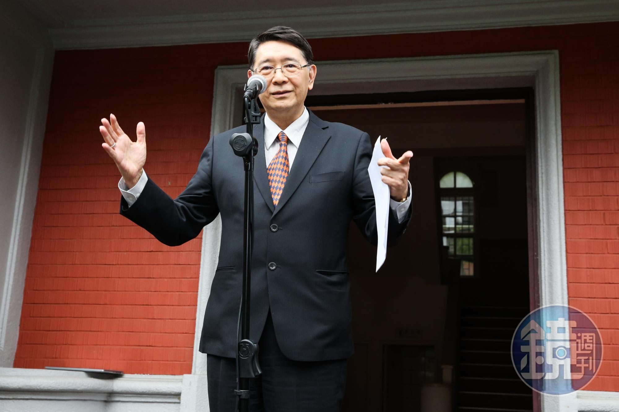 立法院祕書長林志嘉今(30日)受訪表示,議場地毯已請清潔公司清洗並消毒,將向國民黨要求賠償。(本刊資料照)