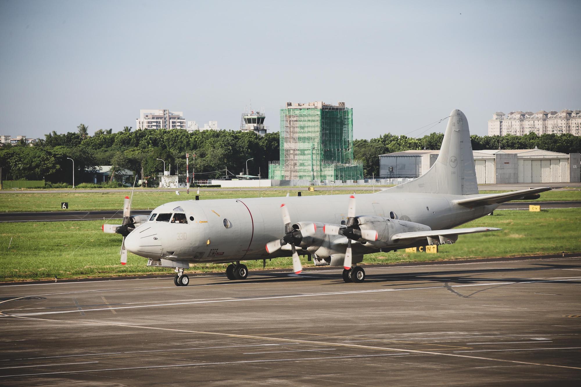 空軍六聯隊反潛33隊的王教官遭爆料危險飛行,空軍司令部澄清,王教官的各項飛行操作均符合規範及限制。示意圖。(空軍司令部提供)