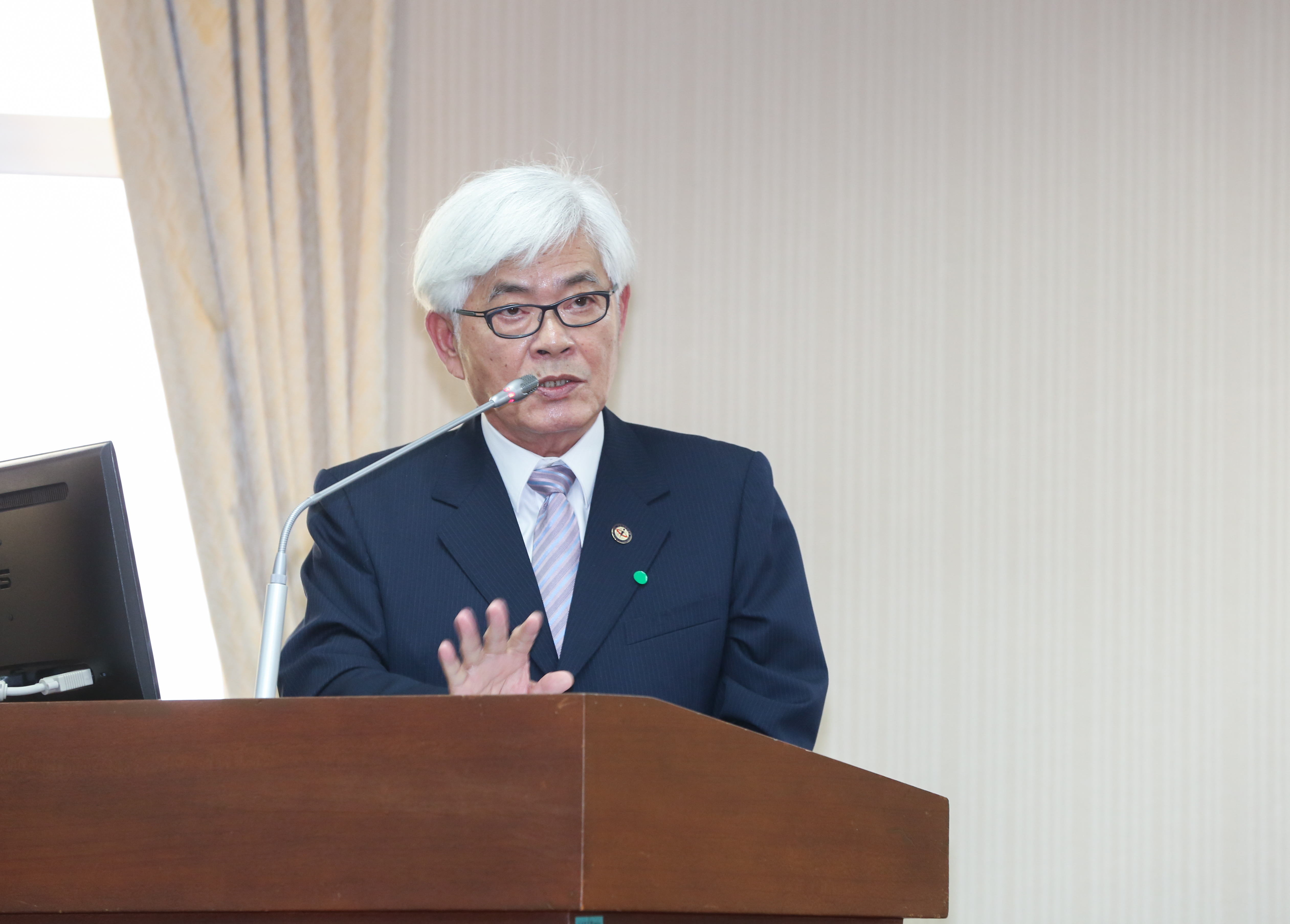 被問及台灣選舉是否可比照國外採通訊投票，李進勇做出回應。（本刊資料照）