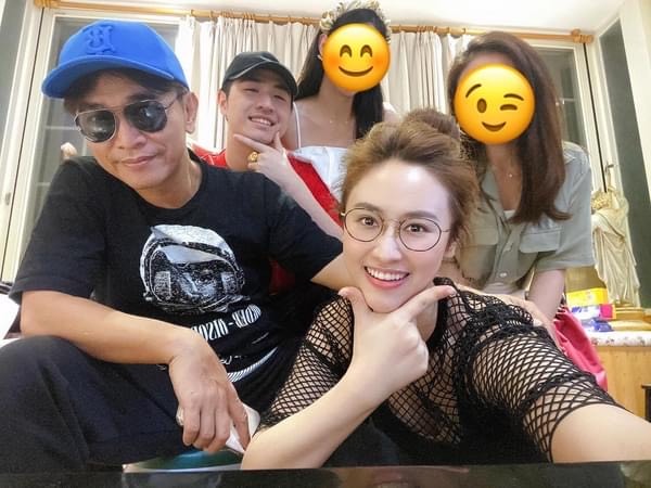 吳宗憲(左)透露女兒Sandy(右)雖然今年尾牙主持減少,但上半年廣告接不少,下半年算是休息一下。(翻攝吳宗憲臉書)