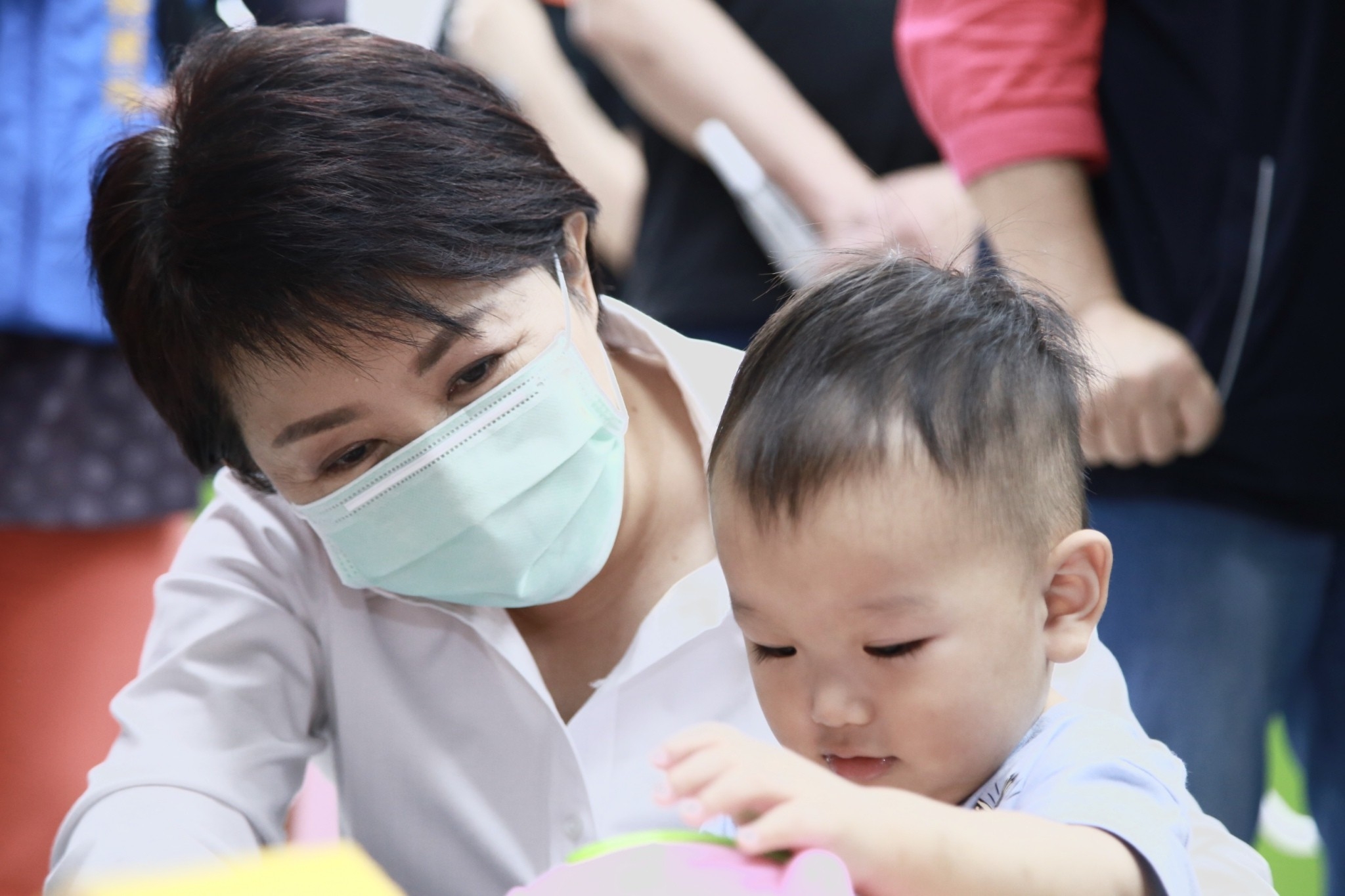 台中市長盧秀燕務實地為台中年輕父母營造友善的育兒環境，確實做到了讓年輕人敢生、敢養的承諾。