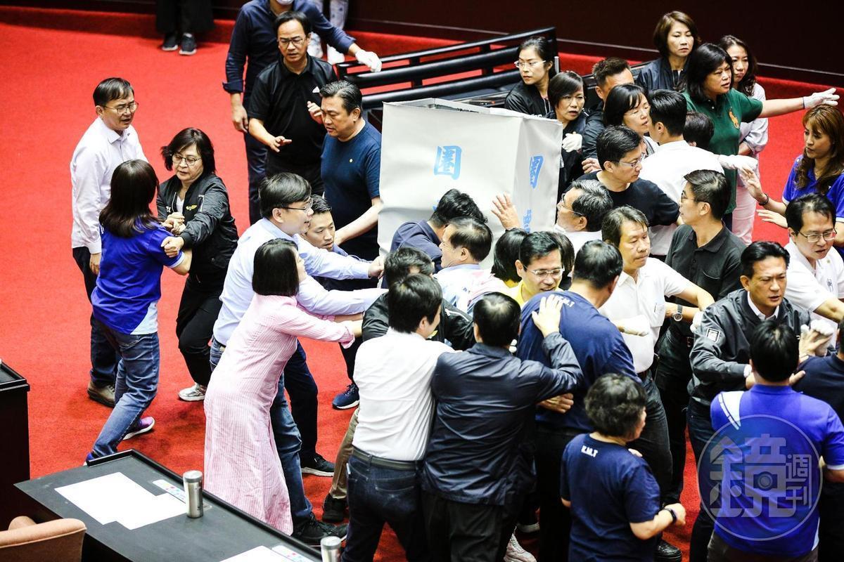立法院7月17日進行進行監察院人事案投票，國民黨團持續抗爭干擾表決，使議場再次爆發激烈肢體衝突。