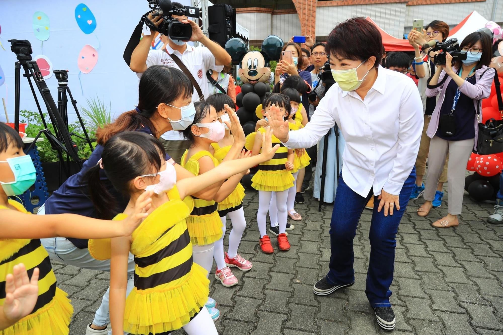 台中市長盧秀燕表示，她身為六都唯一的女性市長，對公托、公幼最為重視，也曾承諾要為市民打造一個幸福城市。