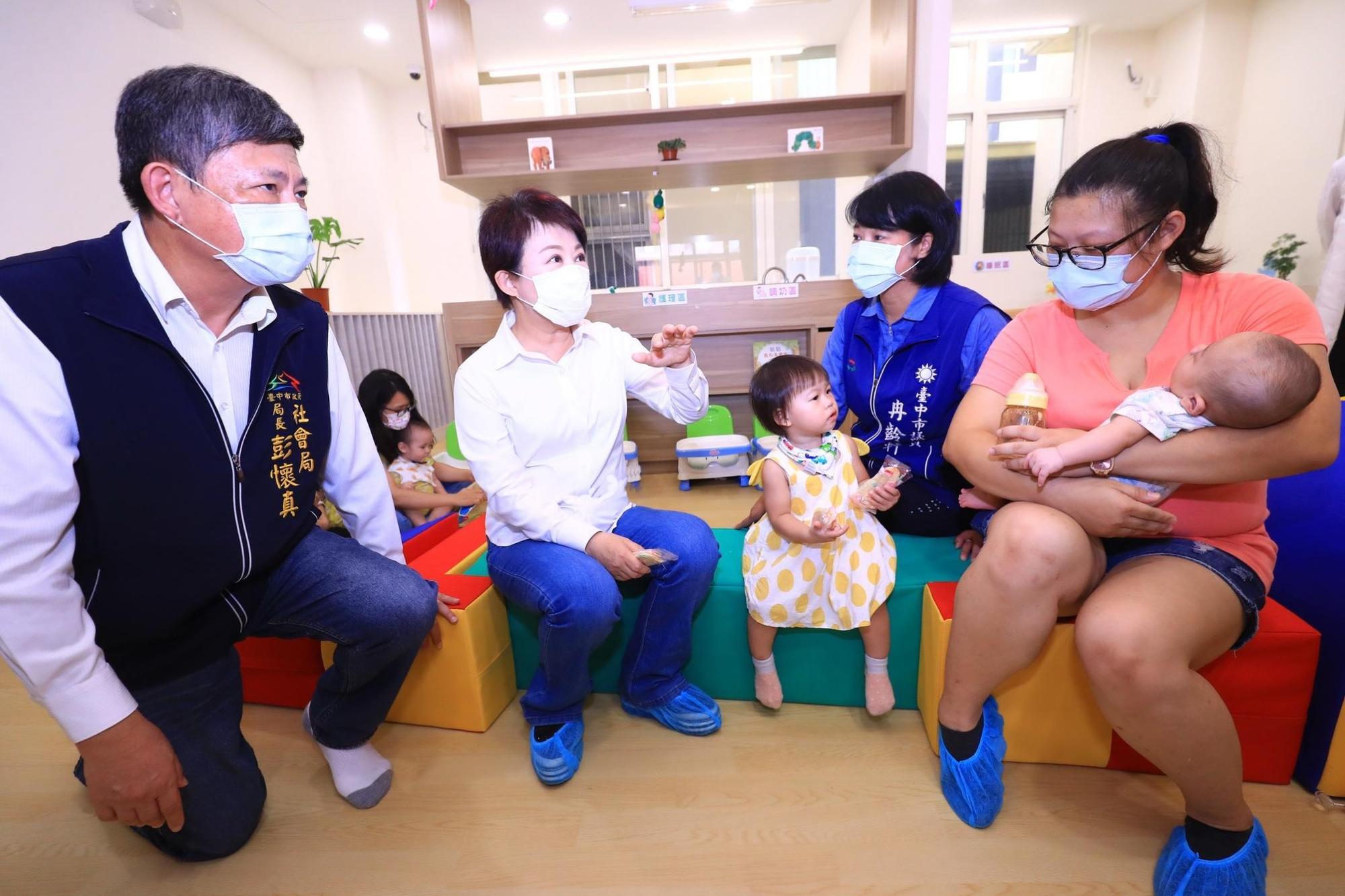台中的公托還貼心地配合家長上下班的時間，提供早上8點前提前收托、晚上6點後延後收托之彈性措施。