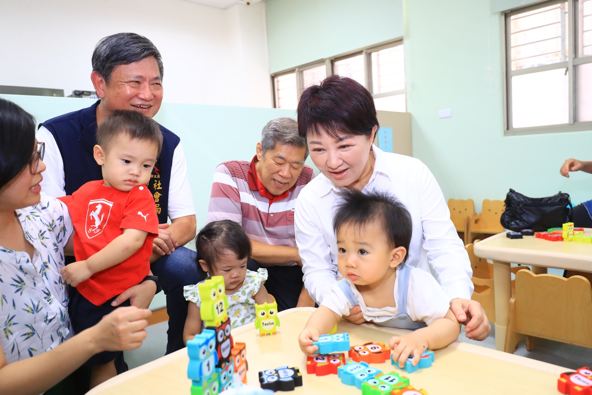 台中市長盧秀燕大力推動增設公立幼兒園與非營利幼兒園、增加各區的親子館、兒童國民運動中心等設施。