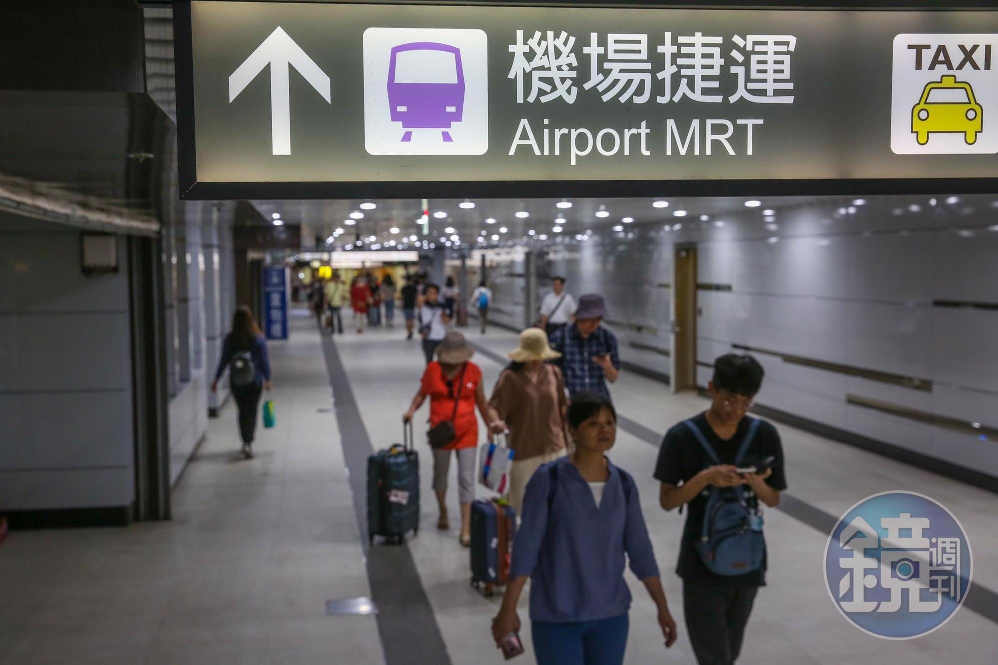 有民眾在搭機捷手扶梯時，手掌被手扶梯劃傷，台鐵表示已派員前往了解。（本刊資料照）