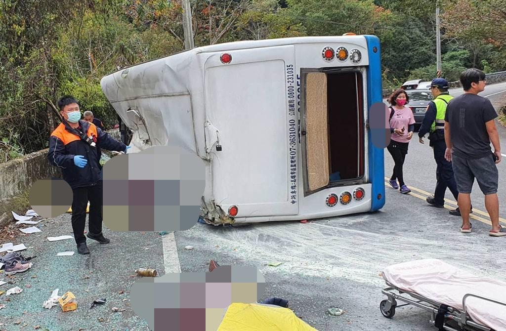 1輛中型巴士行經親愛部落疑似下坡過彎失控導致車輛翻覆。(南投縣消防局仁愛分隊提供)