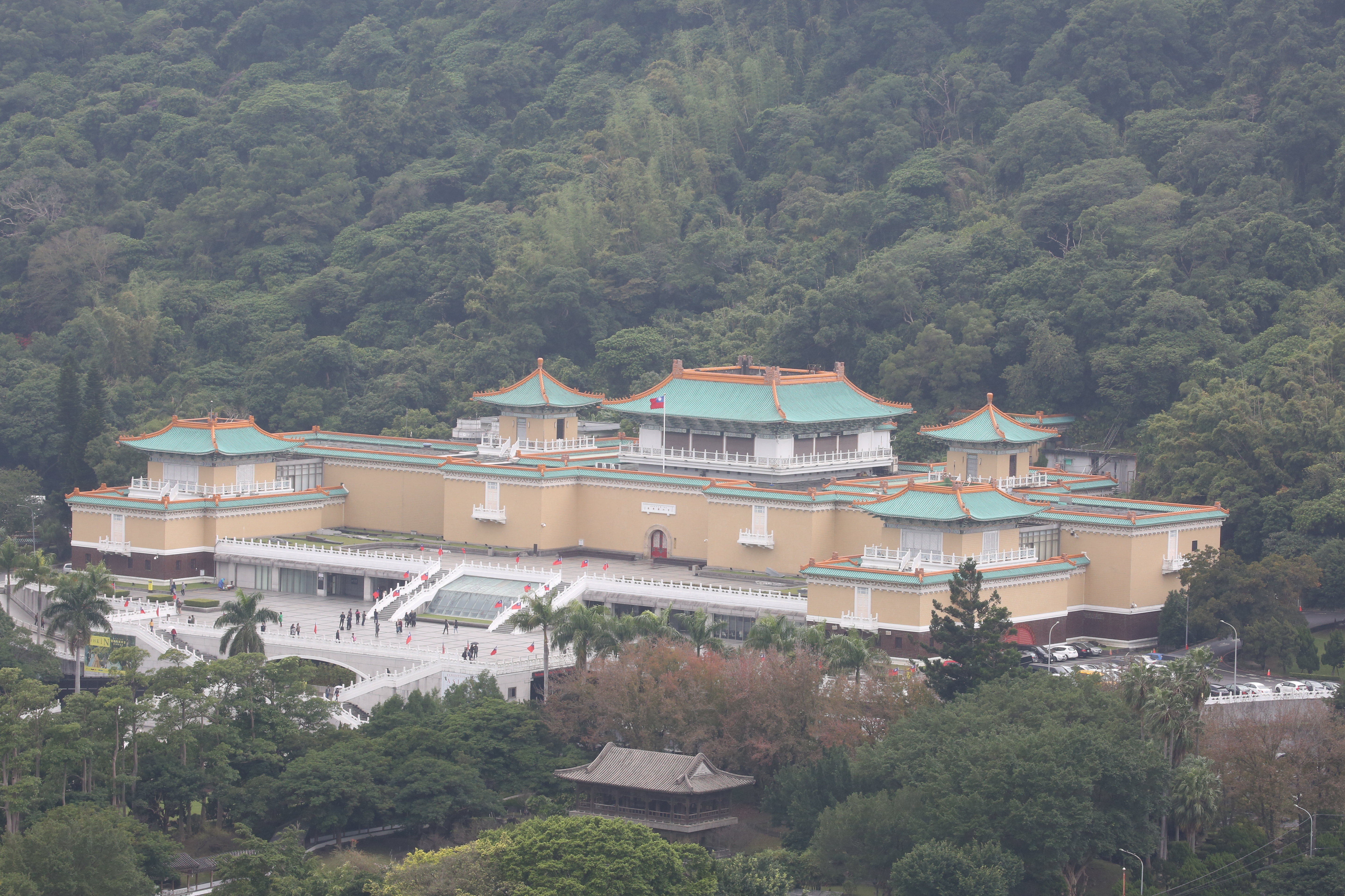 外傳行政院積極推動組織改造，擬將故宮改屬文化部，成為底下的三級機關。