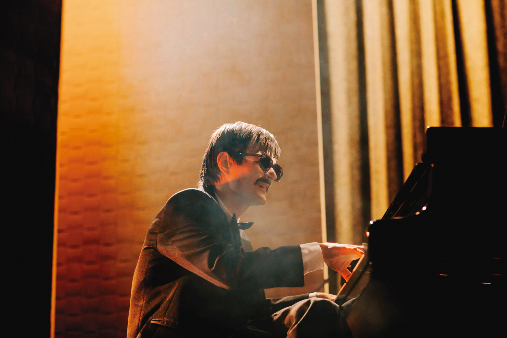 波蘭爵士鋼琴家米提克柯許因病失去視力,在盲童院長大的他用音樂改變了命運。(海鵬提供)