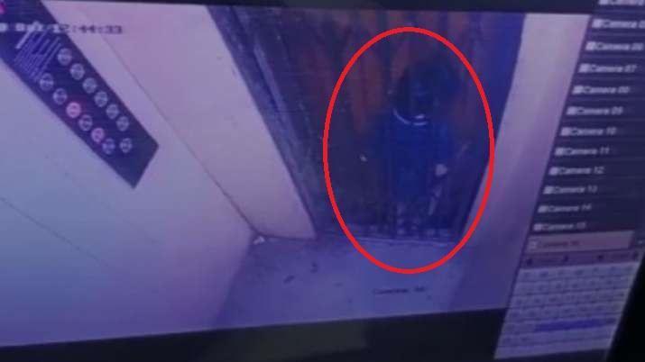 男童被困在內側鐵柵門與外側木門之間，最後不幸掉進電梯井身亡。（翻攝畫面）
