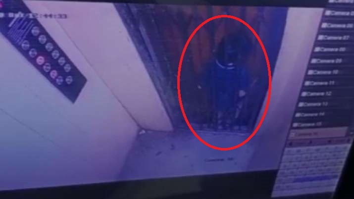 男童被困在內側鐵柵門與外側木門之間，最後不幸掉進電梯井身亡。（翻攝畫面）