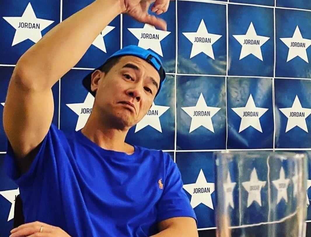 陳小春獲大陸廠商邀請直播賣金條,卻被指不是金條,只是塑膠片。(翻攝陳小春臉書)