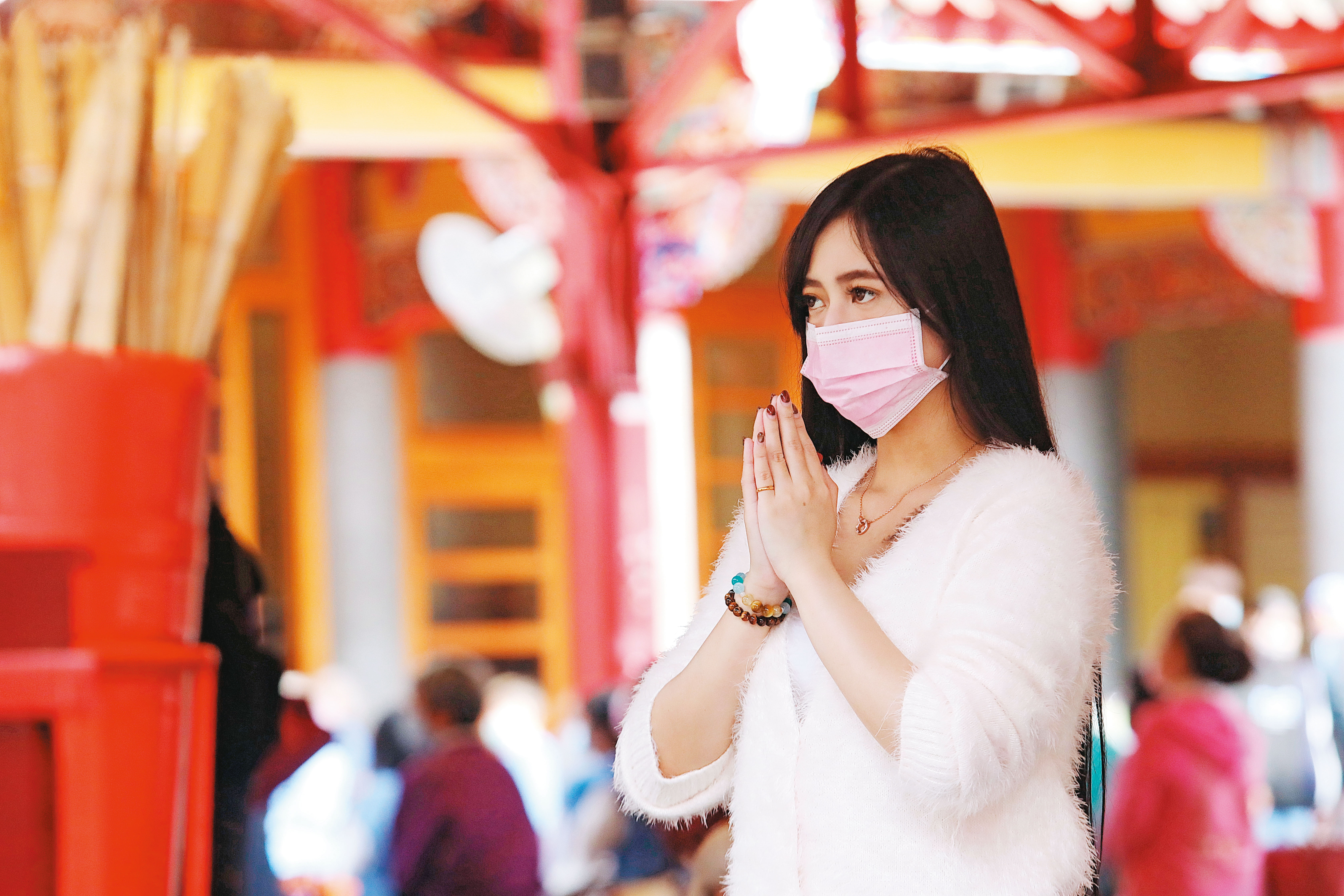 近日雖獲新冠肺炎疫苗喜訊，但台灣入境染疫人數倍增，防疫擴大戴口罩範疇，並嚴格規定海外入境旅客，需備妥核酸檢驗陰性報告。