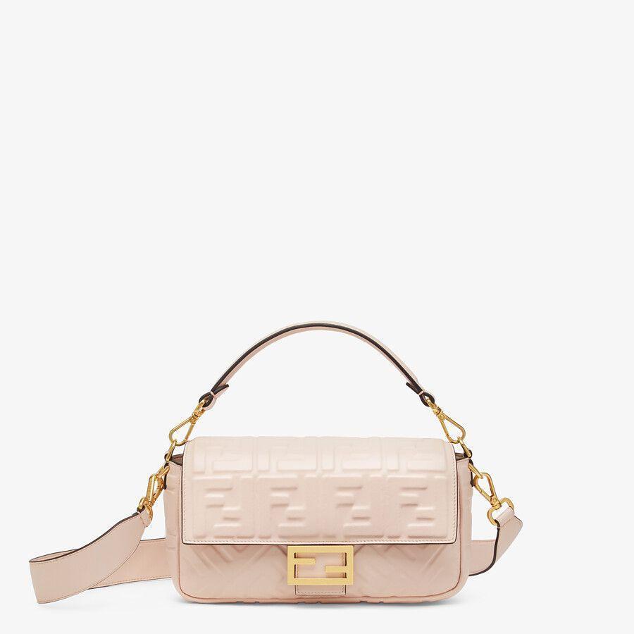 FENDI FF LOGO粉膚色Embossed Baguette。NT$95,000（FENDI提供）