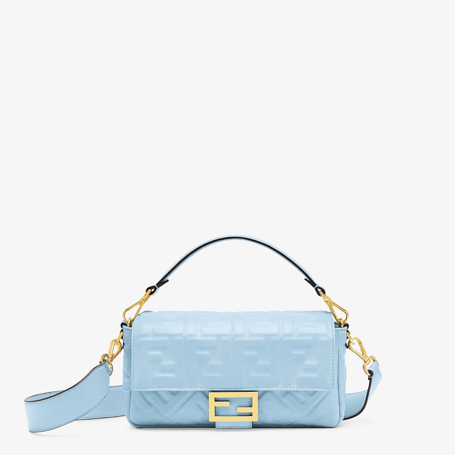 FENDI FF LOGO天藍色Embossed Baguette。NT$95,000（FENDI提供）