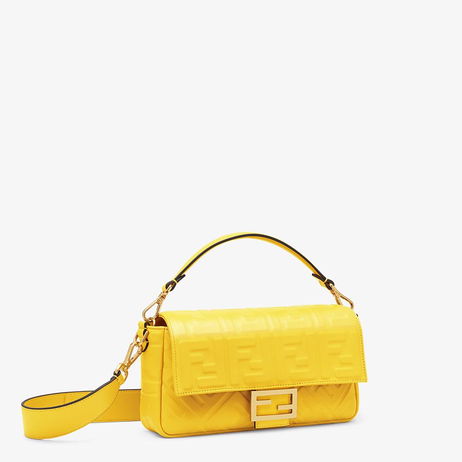 FENDI FF LOGO鮮黃色Embossed Baguette。NT$95,000（FENDI提供）