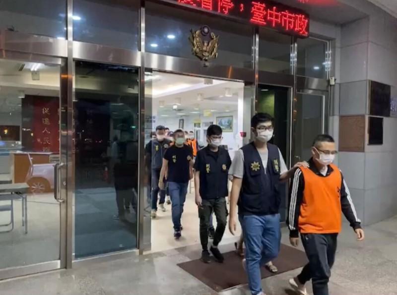 夜店生日趴演變成互砍大亂鬥，六分局12小時內陸續逮捕13人，訊後依聚眾鬥毆等罪送辦。（讀者提供）