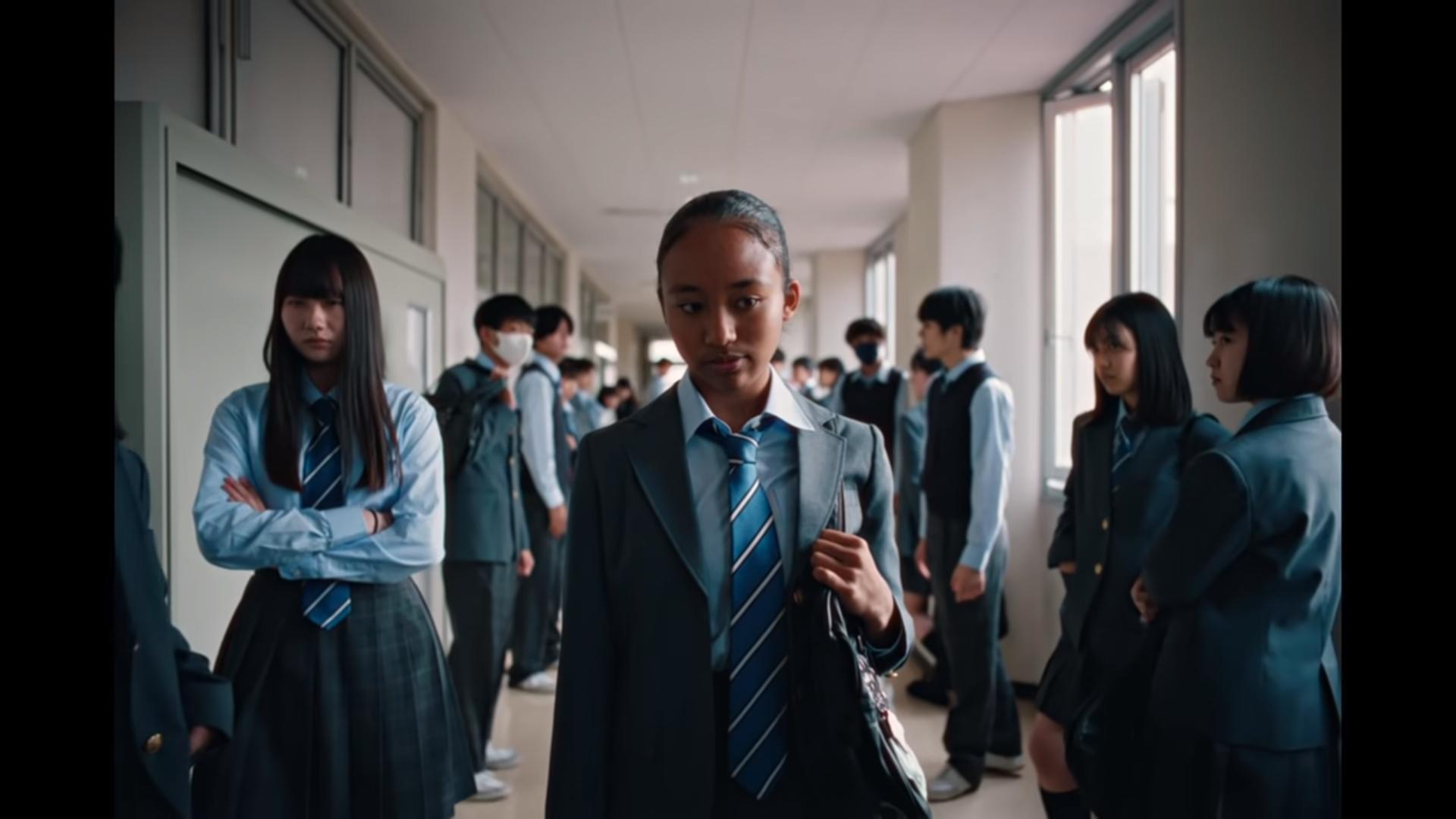 廣告中的非裔女學生遭日本人冷漠對待。(翻攝自NIKE JAPAN YouTube頻道)
