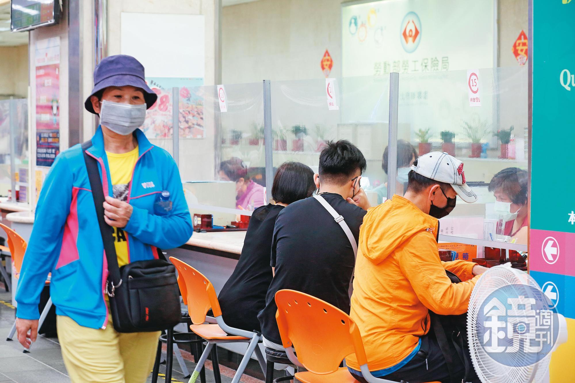 勞保年改話題持續延燒,退休金自己存才不會被燙到。