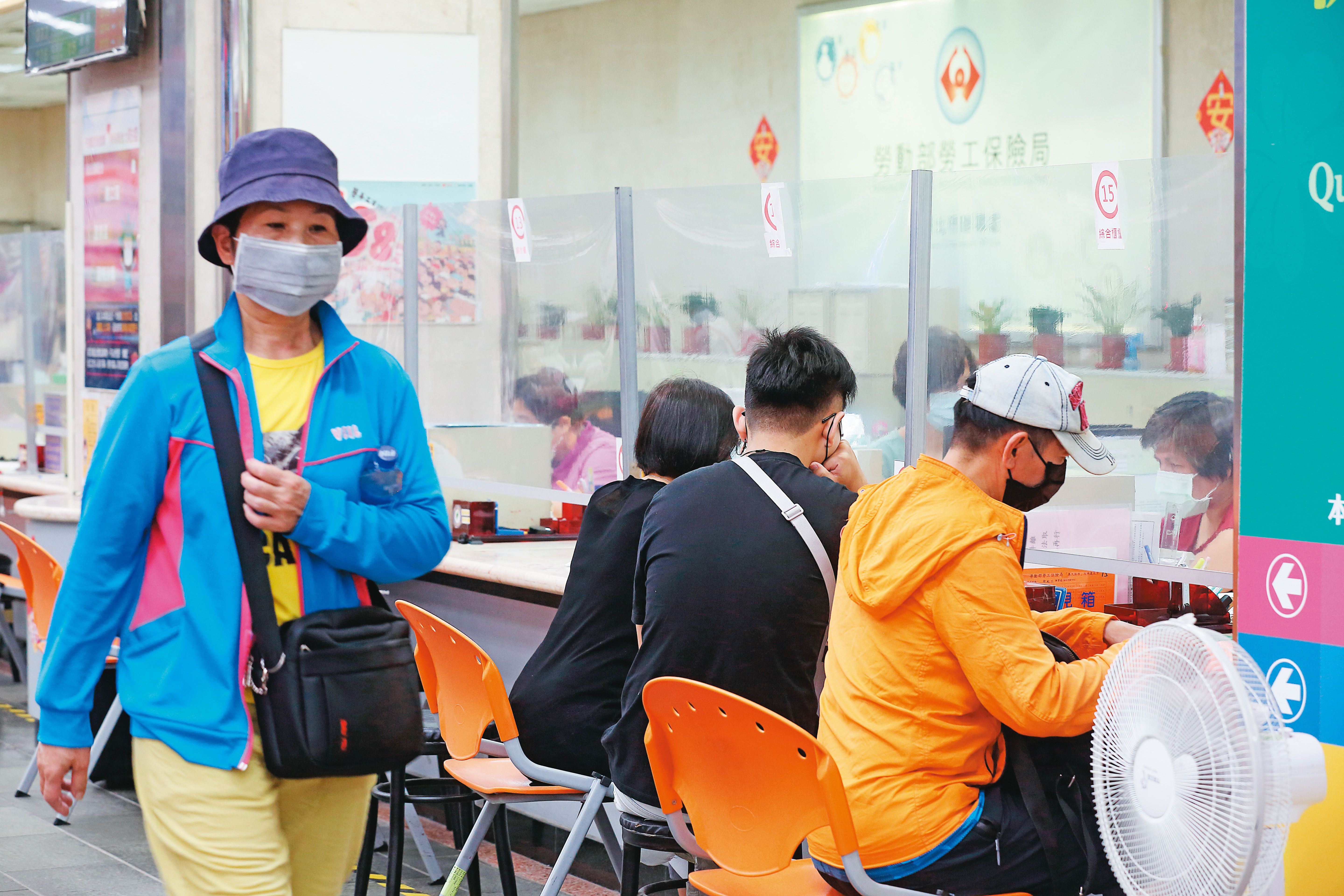 勞保年改話題持續延燒，退休金自己存才不會被燙到。