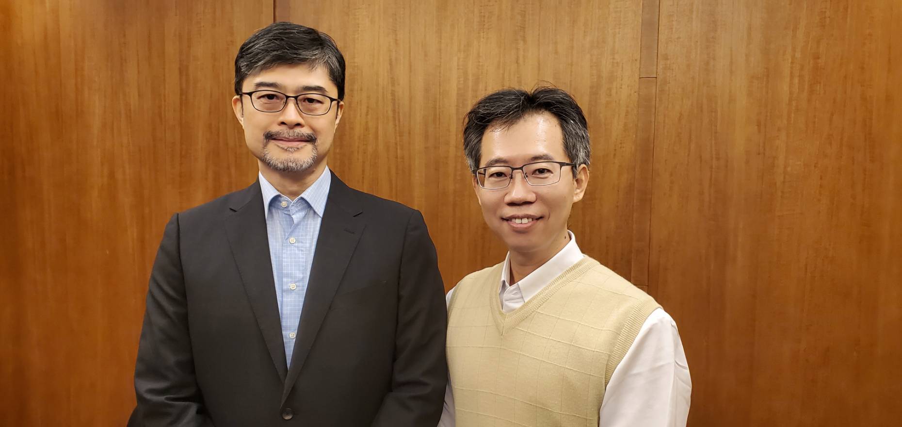 齒輪減速機大廠台灣精銳科技明登錄興櫃，左為台灣精銳總經理郭崇哲，右為發言人林芳榮。