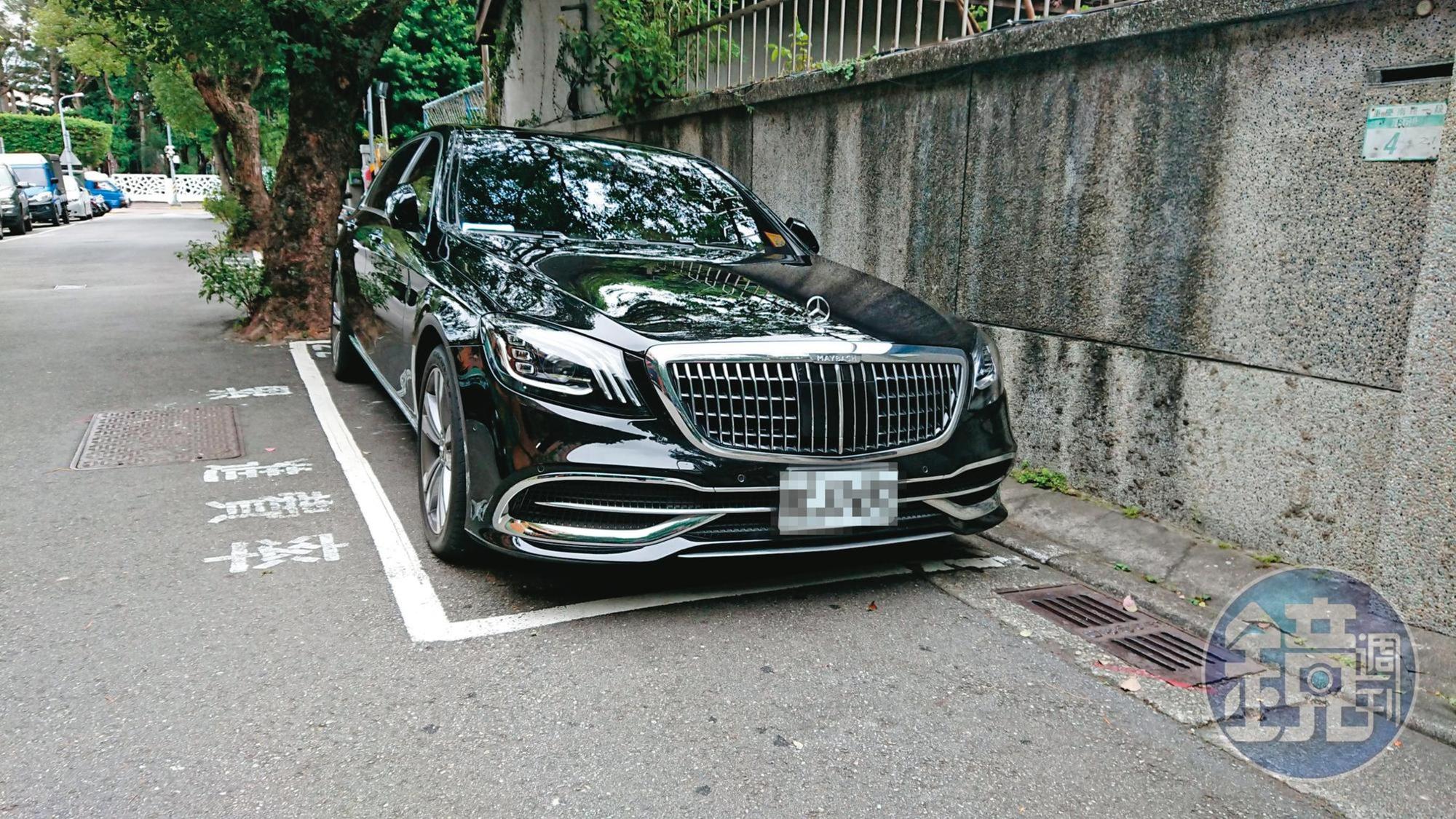 李世聰交保後，先搭上律師座車再改換自己的賓士名車（圖），隨後直驅大直地區。