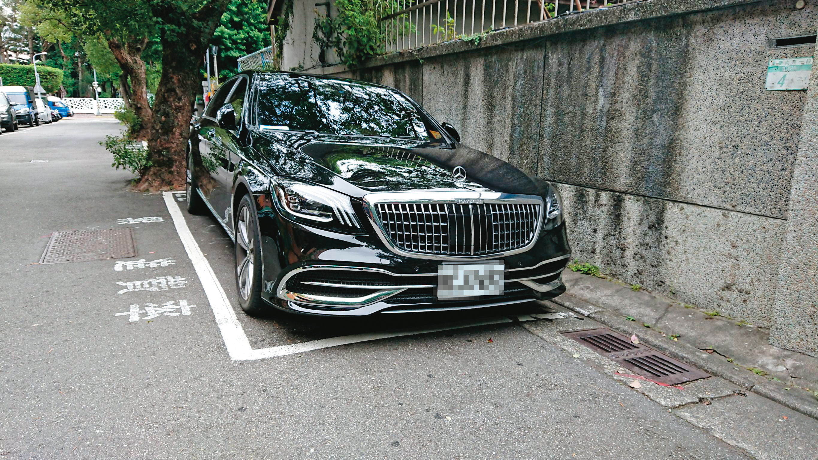 李世聰交保後,先搭上律師座車再改換自己的賓士名車(圖),隨後直驅大直地區。