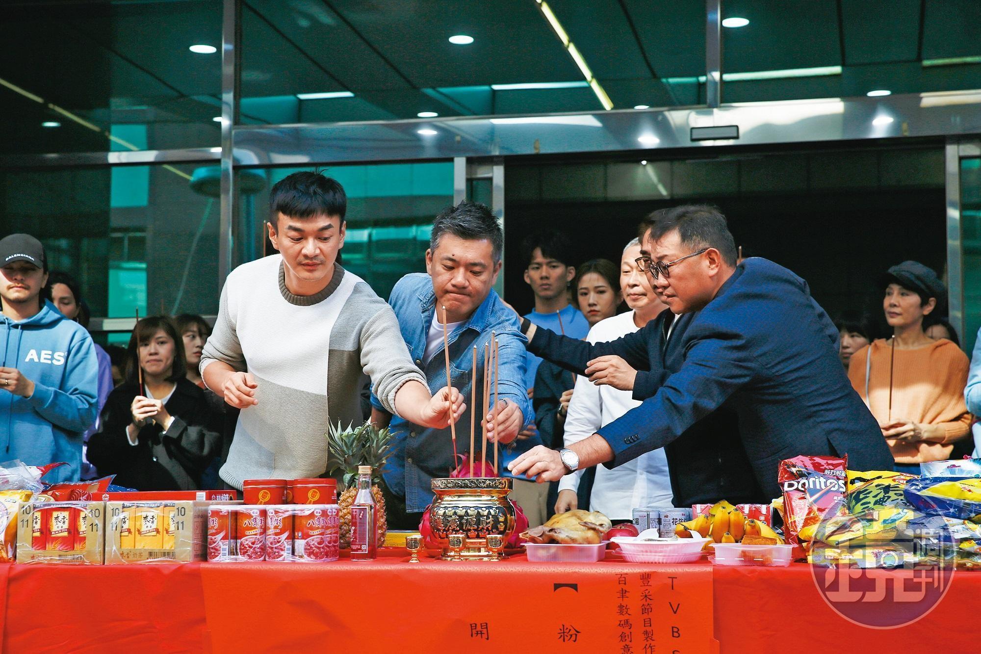 TVBS娛樂節目部總監戴天易(左一)出席《粉紅色時光》開鏡儀式,是促成與百聿數碼合製的推手。