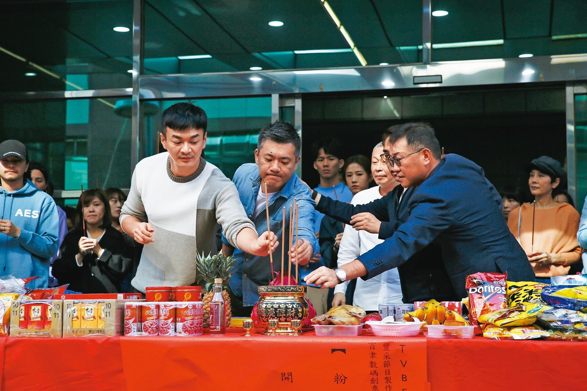 TVBS娛樂節目部總監戴天易（左一）出席《粉紅色時光》開鏡儀式，是促成與百聿數碼合製的推手。