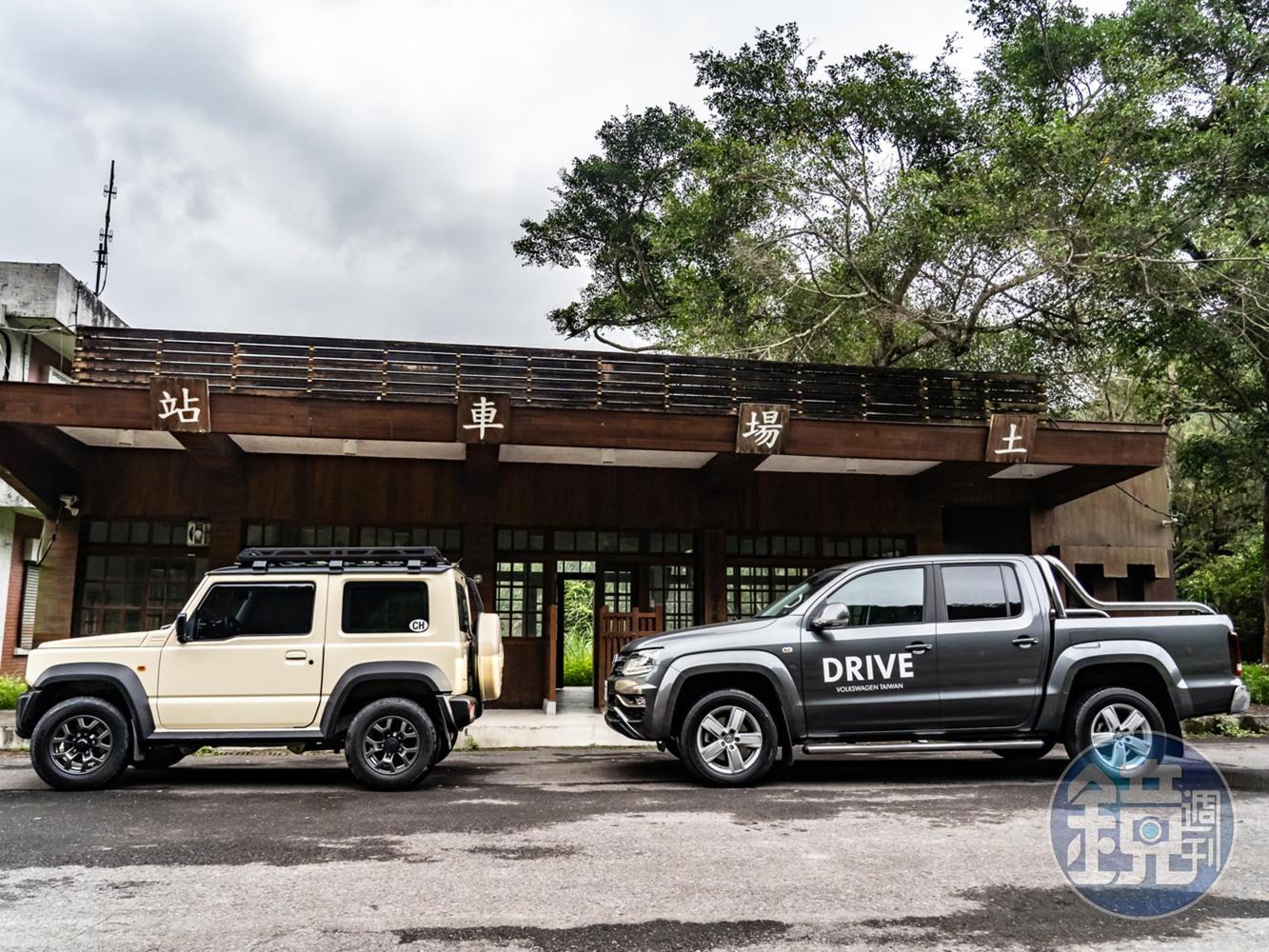 若從車格上來看,Jimny(長3,645mm)與Amarok(長5,254mm)跟本是完全不同宇宙的產物。