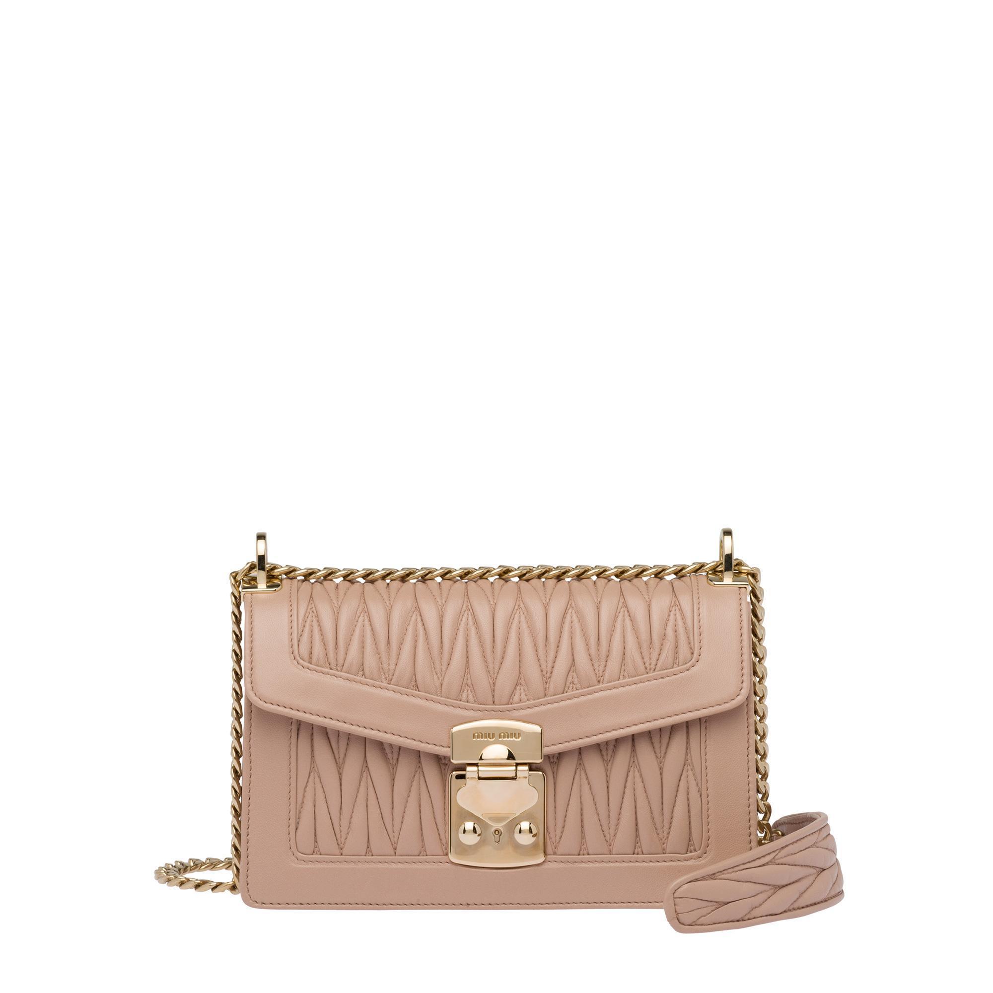Miu Confidential奶茶色抓皺皮革金屬鍊帶包。NT$59,000(Miu Miu提供)
