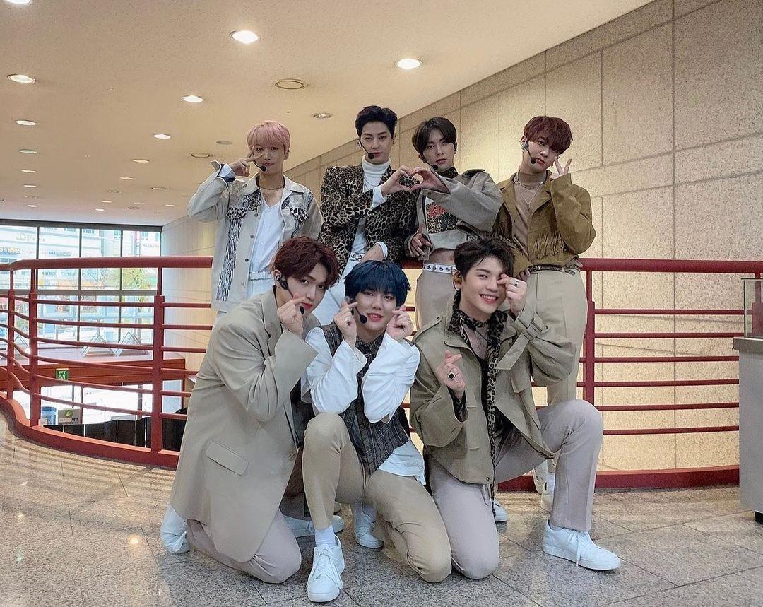 UP10TION成員碧土(後右一)感染新冠肺炎。(翻攝UP10TION IG)
