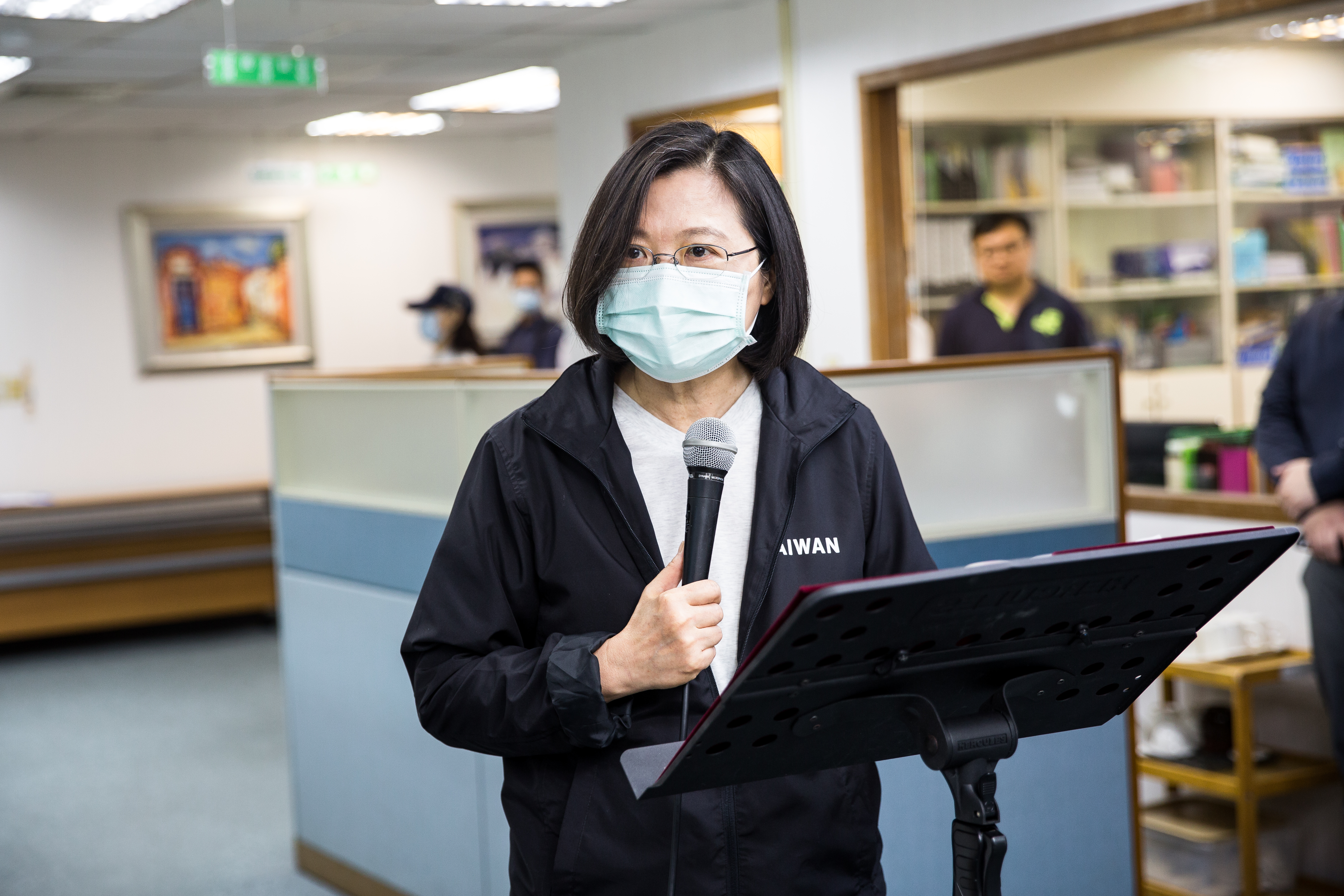 國內昨新增24例境外移入病例,蔡英文發文提醒國人防疫別鬆懈。(本刊資料照)