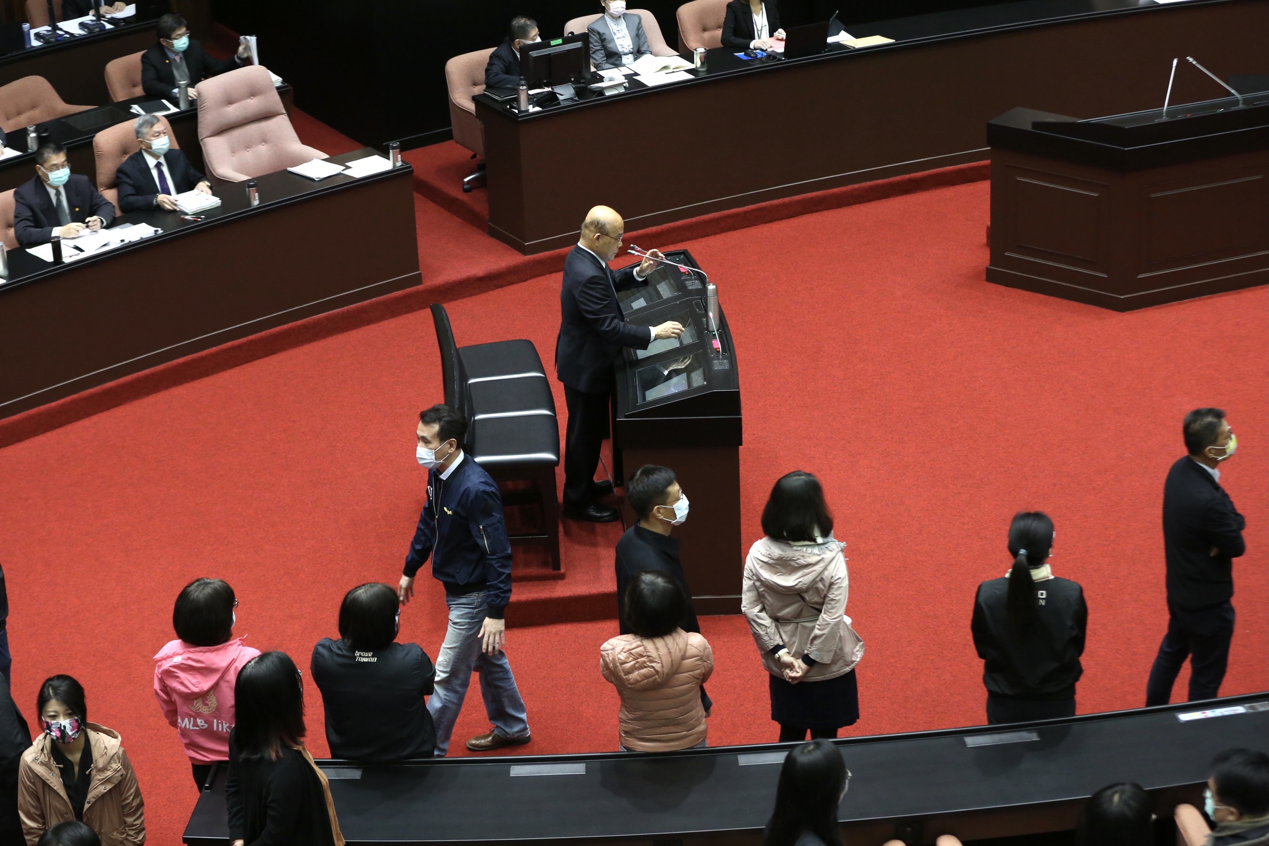 民進黨立委在蘇貞昌備詢時，仍在備詢台附近待命。