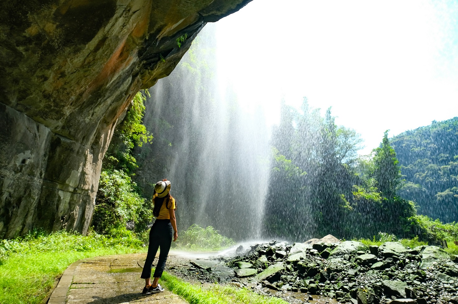 從水濂洞往外看，瀑布流洩而下，逆光中閃閃發光十分迷人。