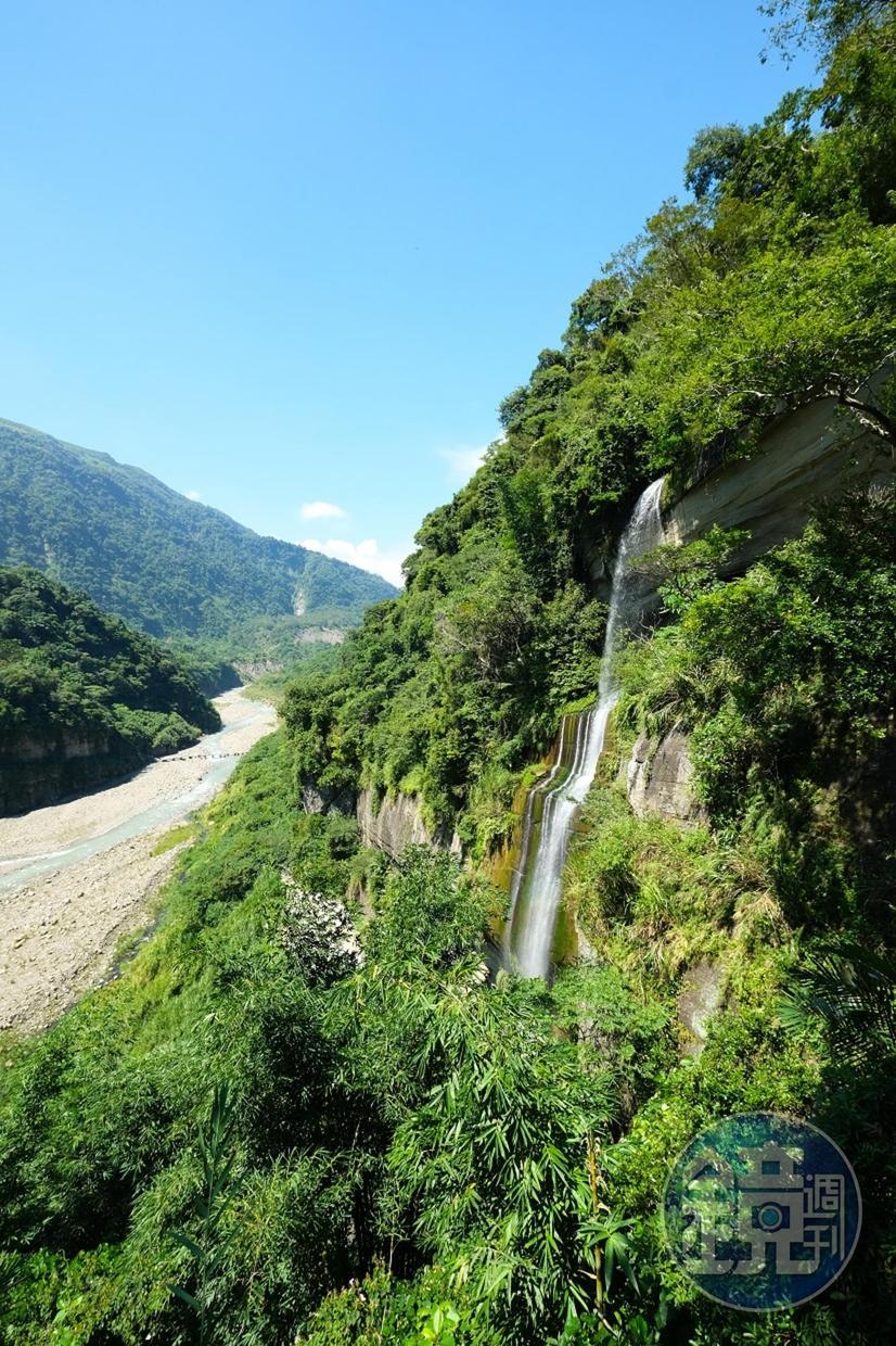 在步道上遠眺水濂洞瀑布，順著山崖垂直落下。