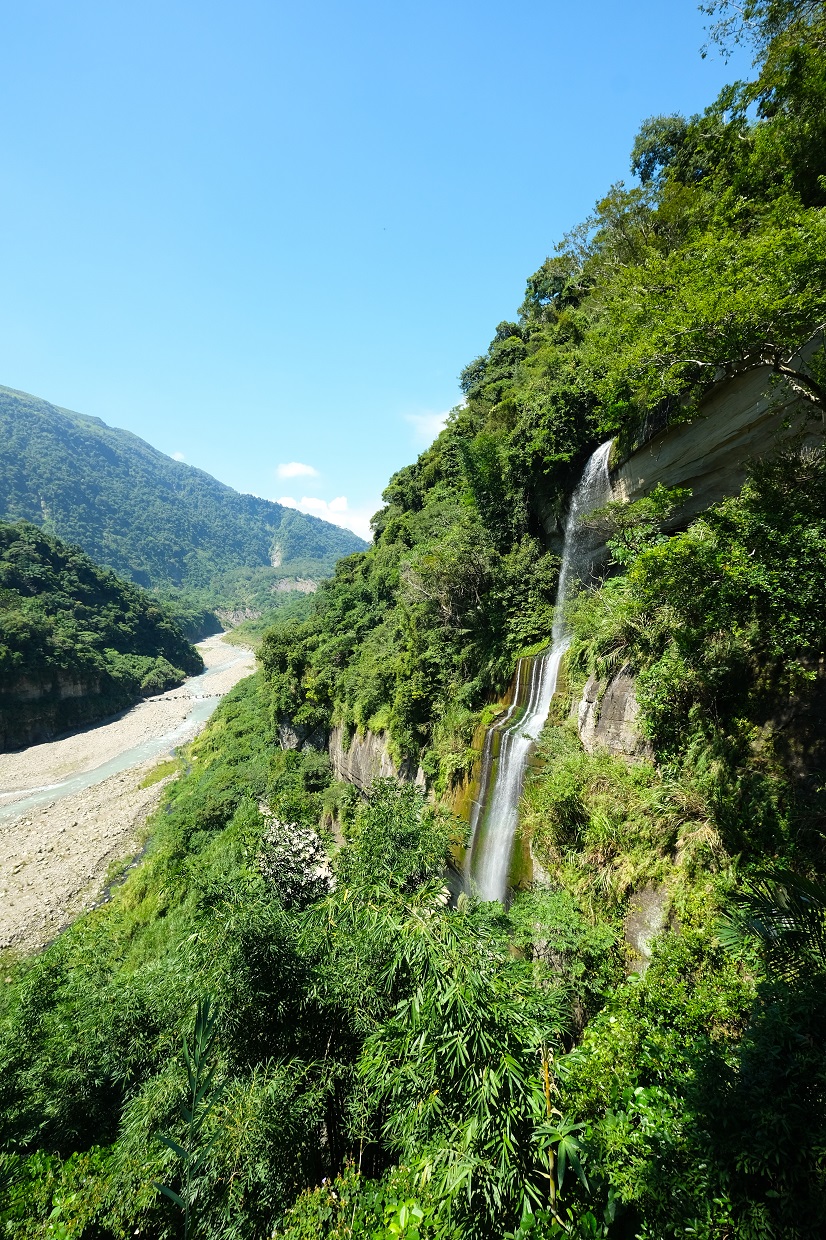 在步道上遠眺水濂洞瀑布，順著山崖垂直落下。