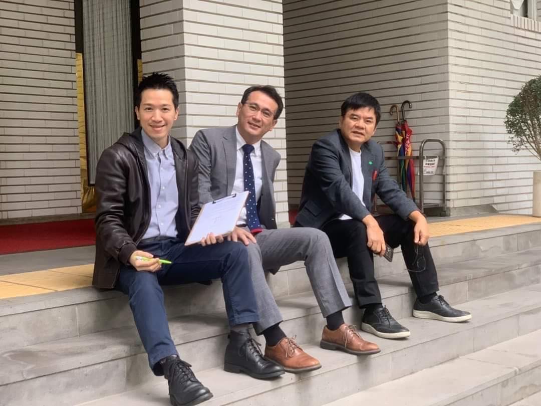 民進黨立委何志偉（左）昨晚透露，「情報指出明天在野黨會拿排泄物來疼我們？」（翻攝自何志偉臉書）