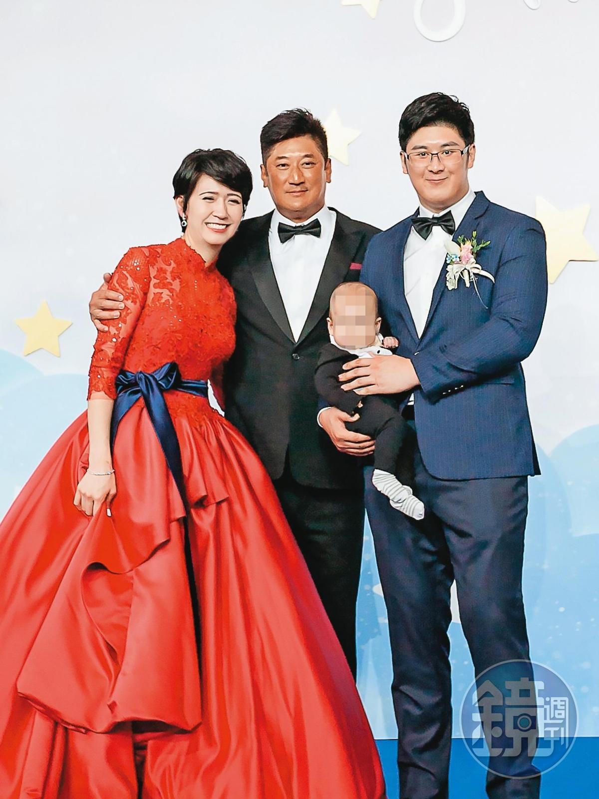 辜仲諒（中）兒媳木村香莉（左）有設計長才，婚紗也是自己設計。（讀者提供）
