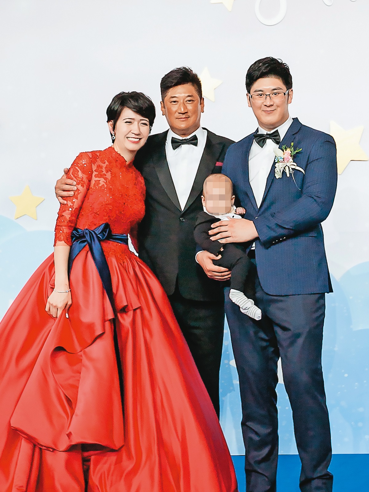 辜仲諒(中)兒媳木村香莉(左)有設計長才,婚紗也是自己設計。(讀者提供)
