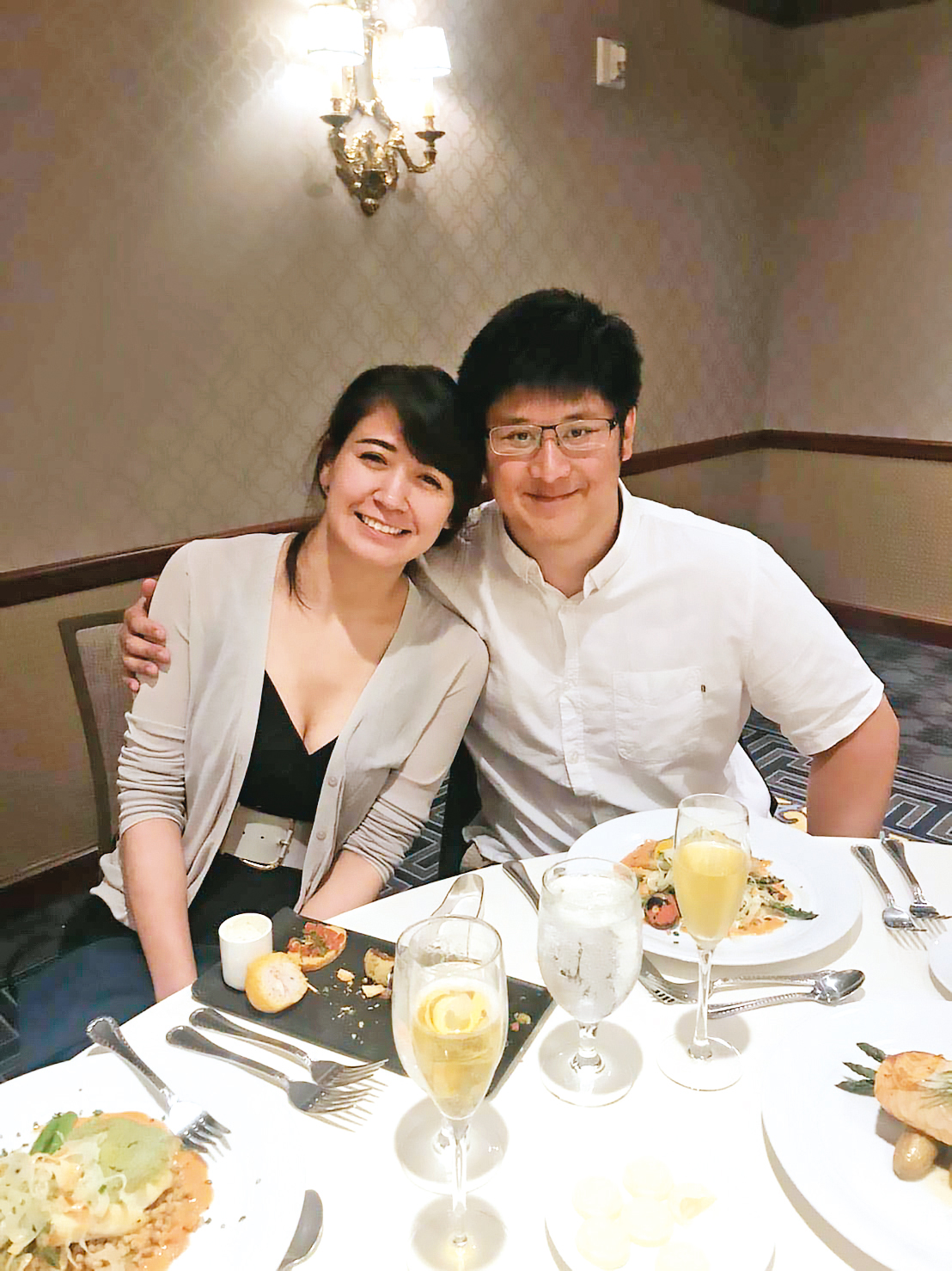 辜昱銓(右)說,要感謝木村香莉(左)帶他認識美食,讓他成為美食書呆子。(讀者提供)