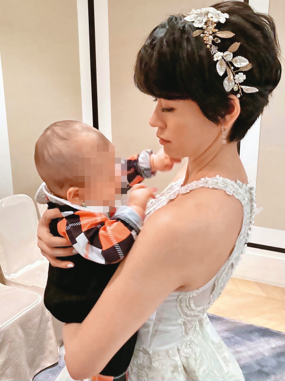 辜昱銓和木村香莉(右)今年7月替辜仲諒生下金孫,2人不假他人之手親自帶小孩。(讀者提供)