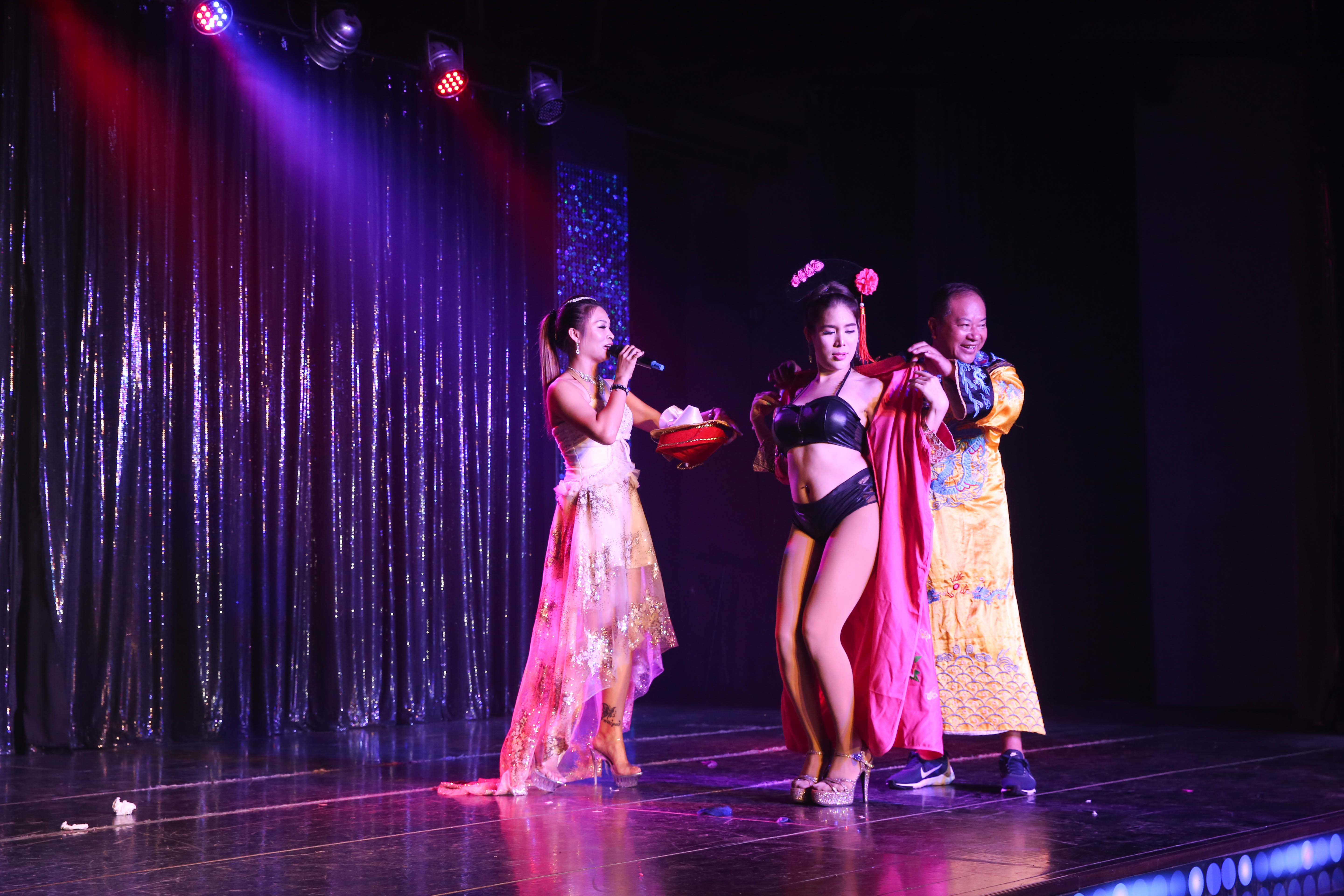 為增加趣味性，詹瑞興會設計搞笑劇橋段，和觀眾互動拉近距離。