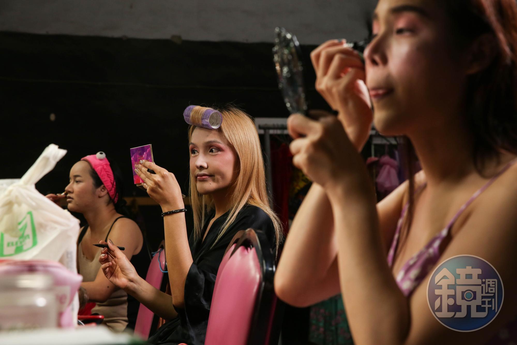 仙女各個比女人還女人,登台前悉心畫上精緻妝容。