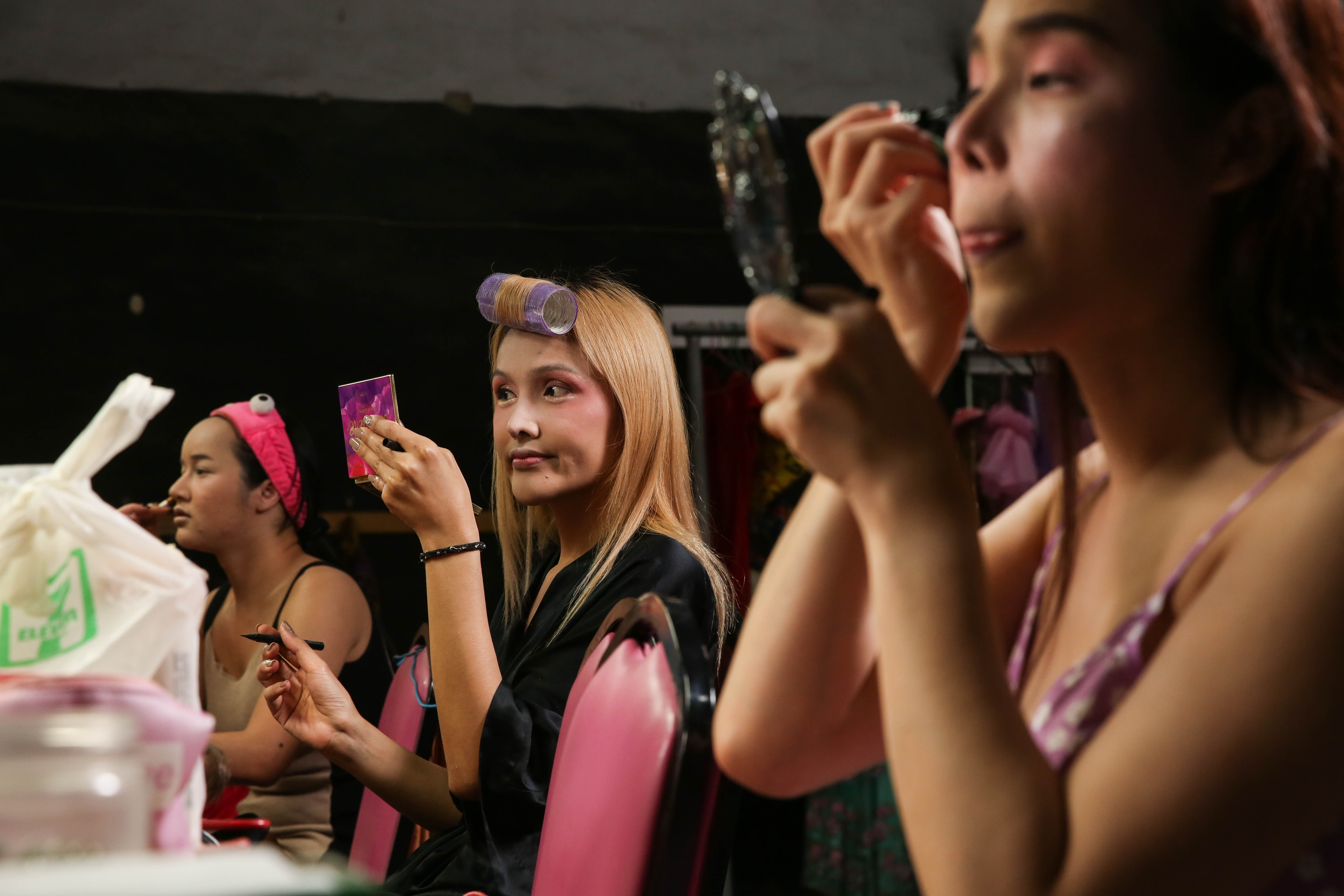仙女各個比女人還女人，登台前悉心畫上精緻妝容。