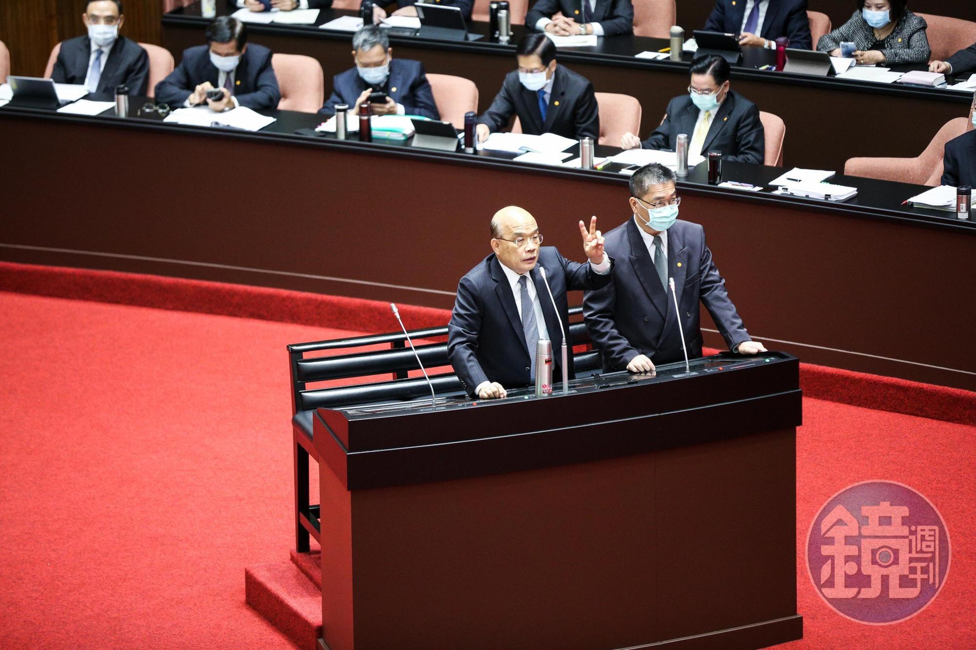 行政院長蘇貞昌(左)與內政部長徐國勇(右)在備詢台答詢。