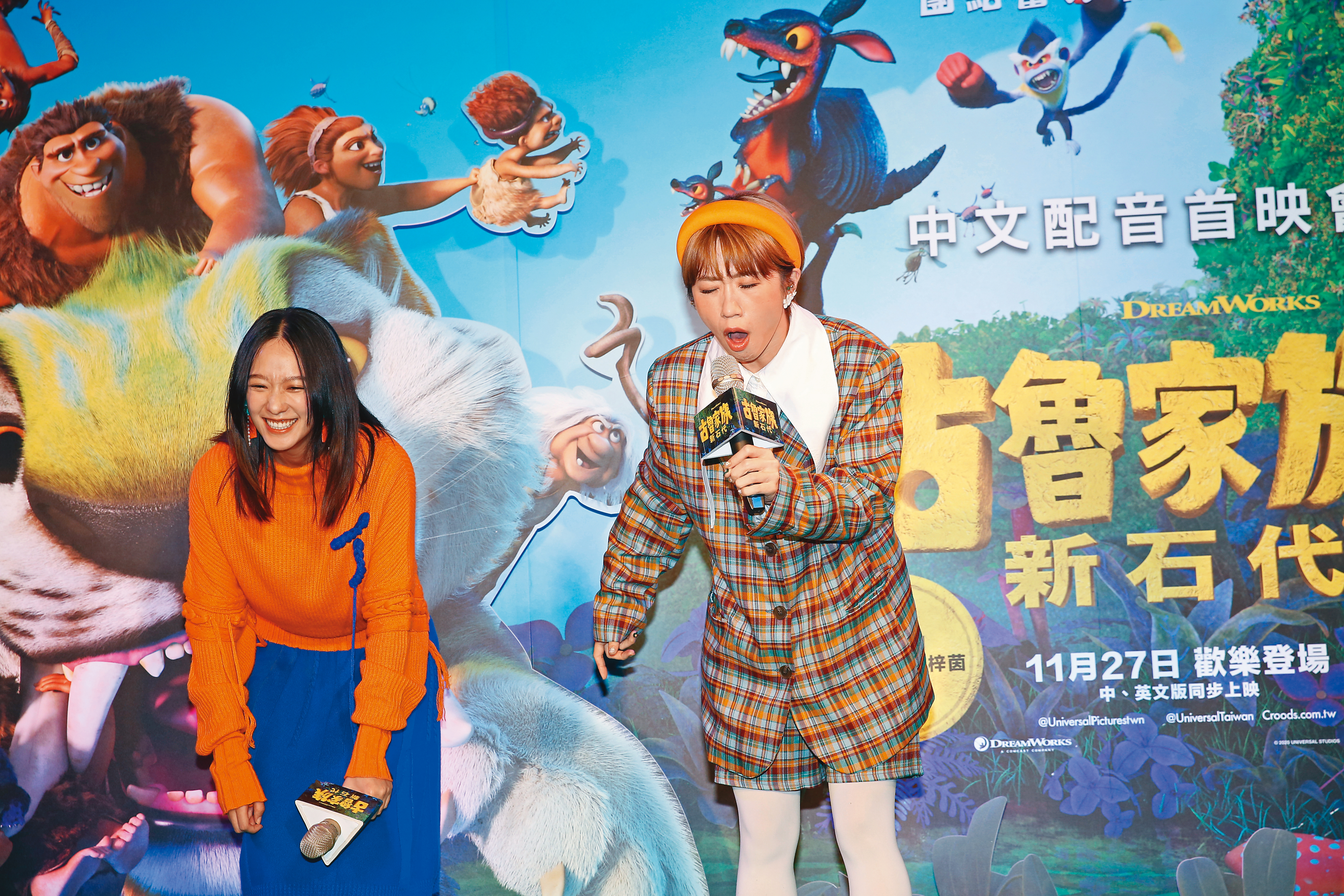  Lulu（右）張口呼吸，生動表演嗨茫實況，害孟耿如（左）笑到並軌。